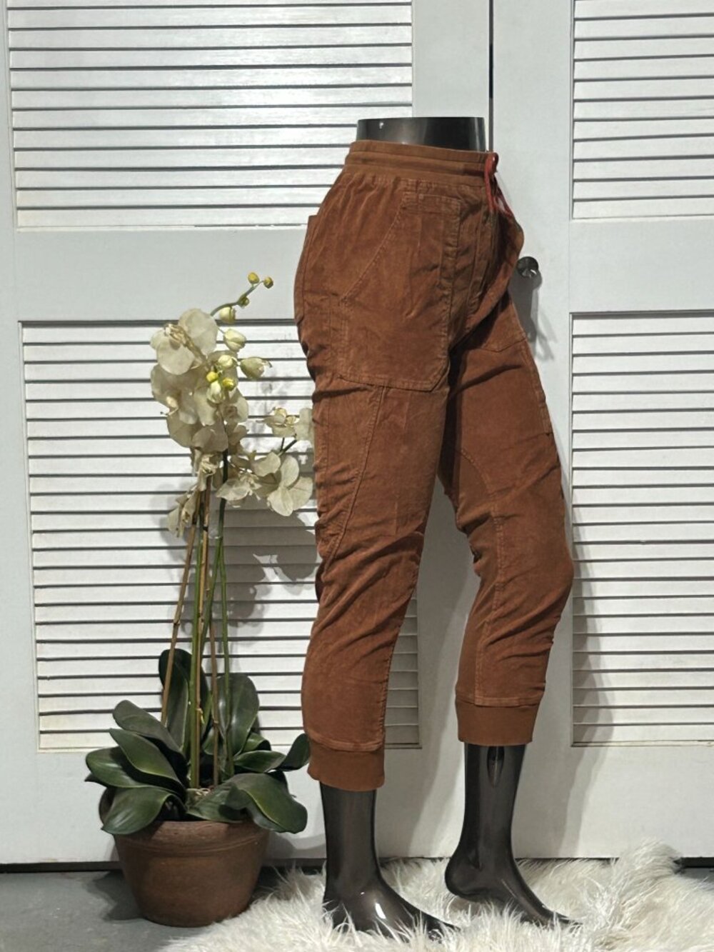 Anthropologie Women's Brown Leigh Corduroy Elastic Cuffs Joggers Size M 3090 - Picture 3 of 11
